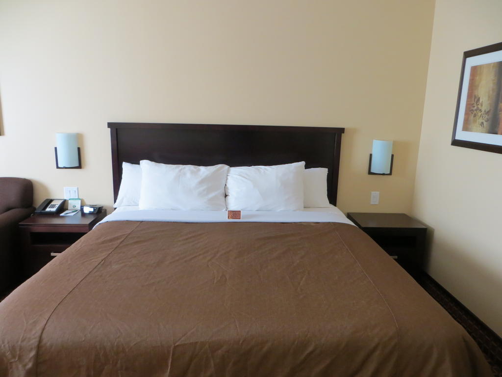 Poplar Tree Inn Stoughton Стая снимка