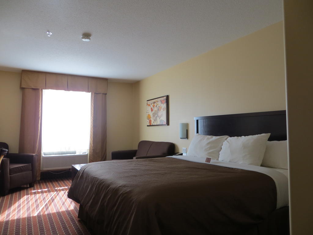 Poplar Tree Inn Stoughton Стая снимка