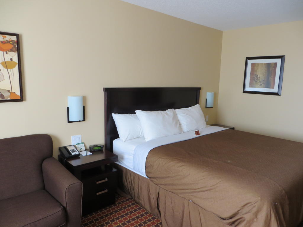 Poplar Tree Inn Stoughton Екстериор снимка