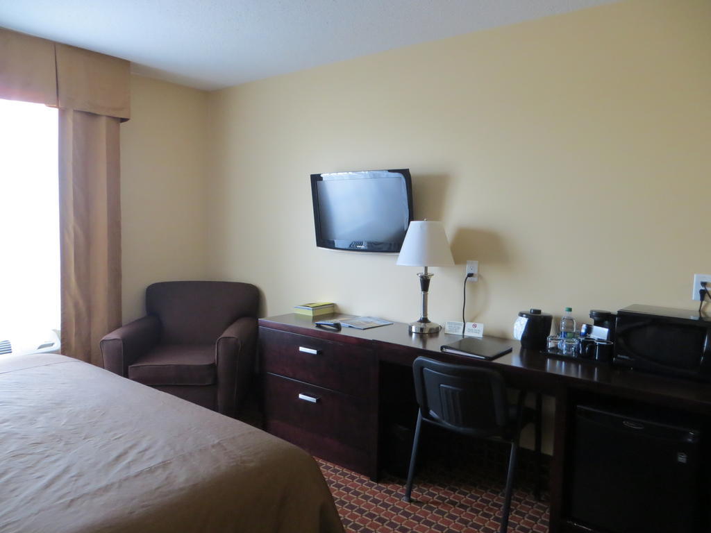 Poplar Tree Inn Stoughton Екстериор снимка