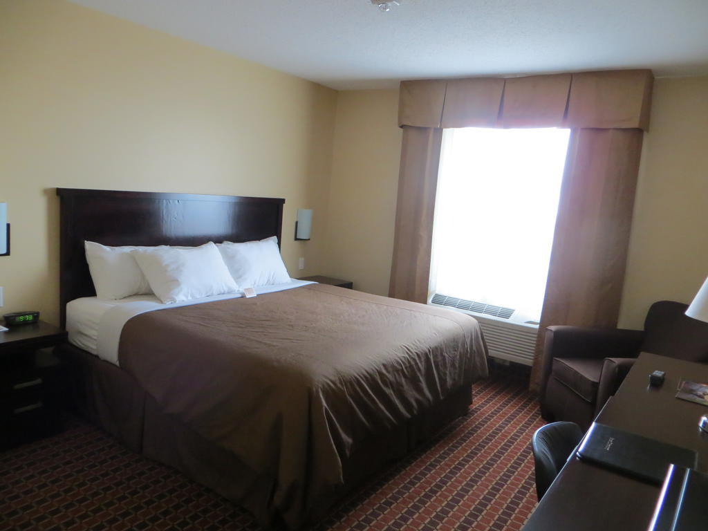 Poplar Tree Inn Stoughton Екстериор снимка