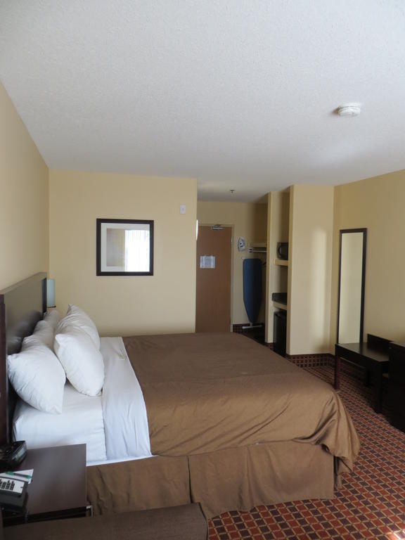 Poplar Tree Inn Stoughton Екстериор снимка