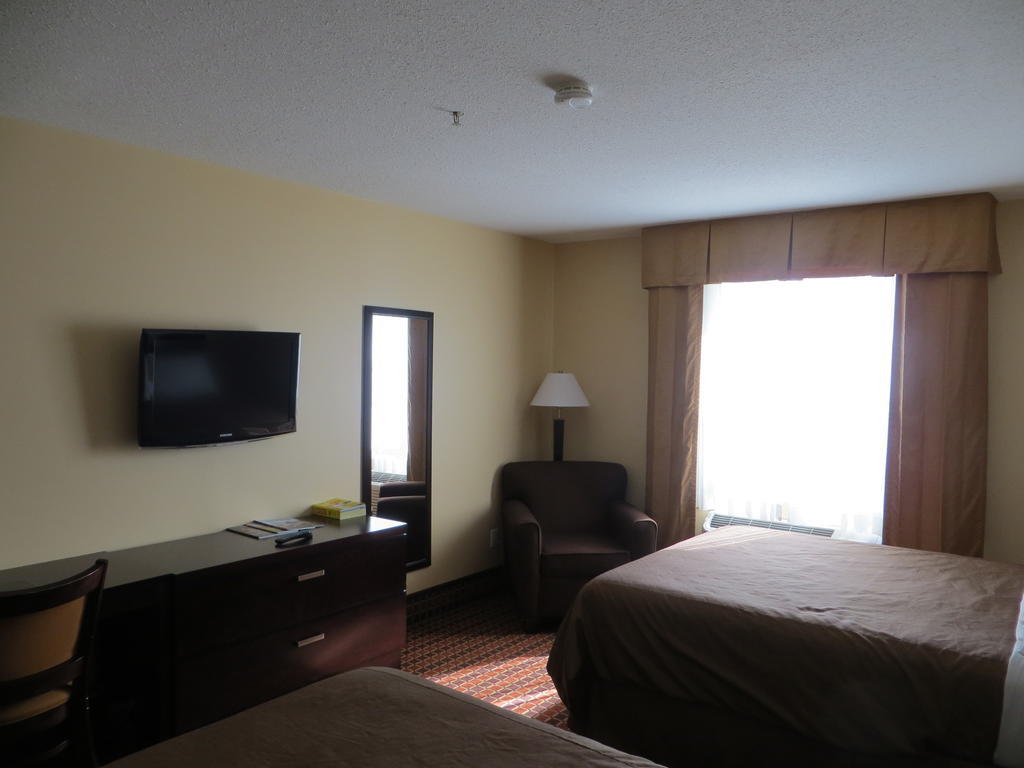 Poplar Tree Inn Stoughton Екстериор снимка