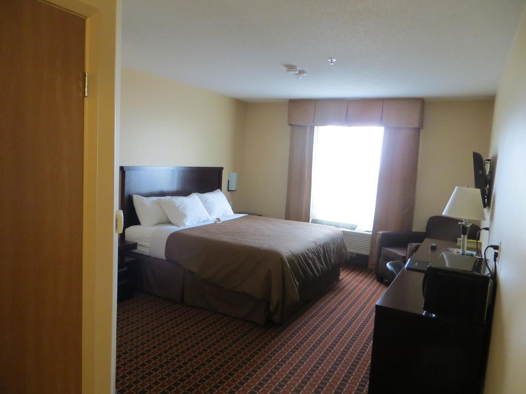 Poplar Tree Inn Stoughton Стая снимка