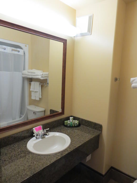Poplar Tree Inn Stoughton Стая снимка