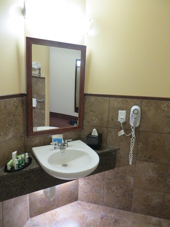 Poplar Tree Inn Stoughton Стая снимка