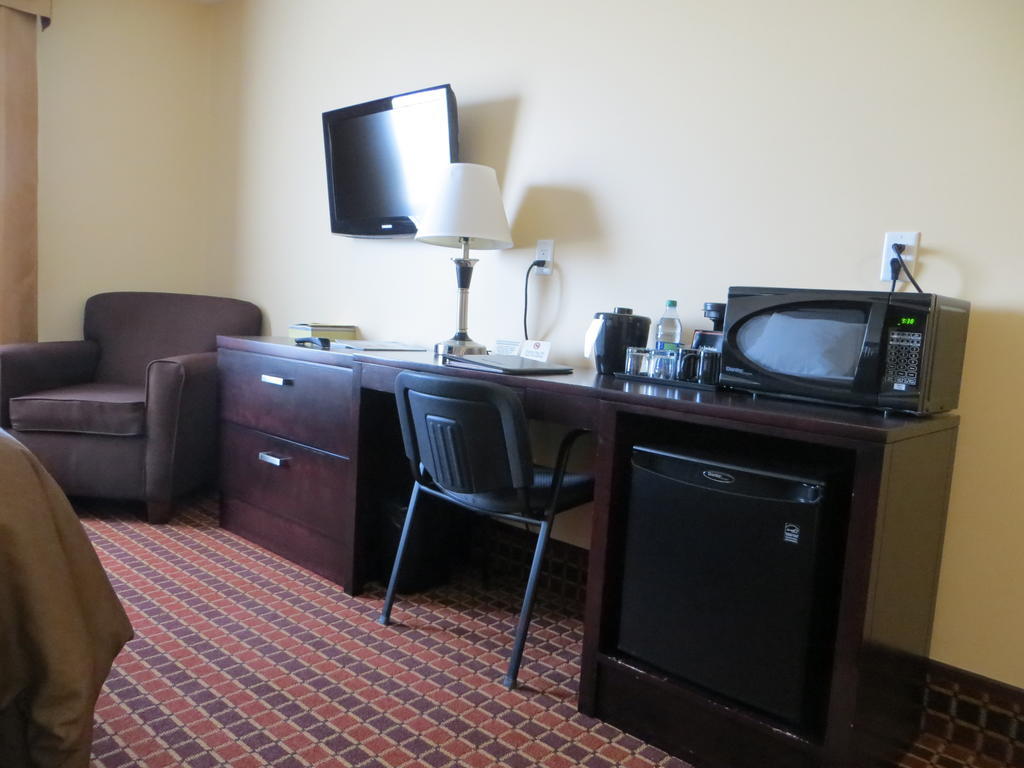 Poplar Tree Inn Stoughton Стая снимка