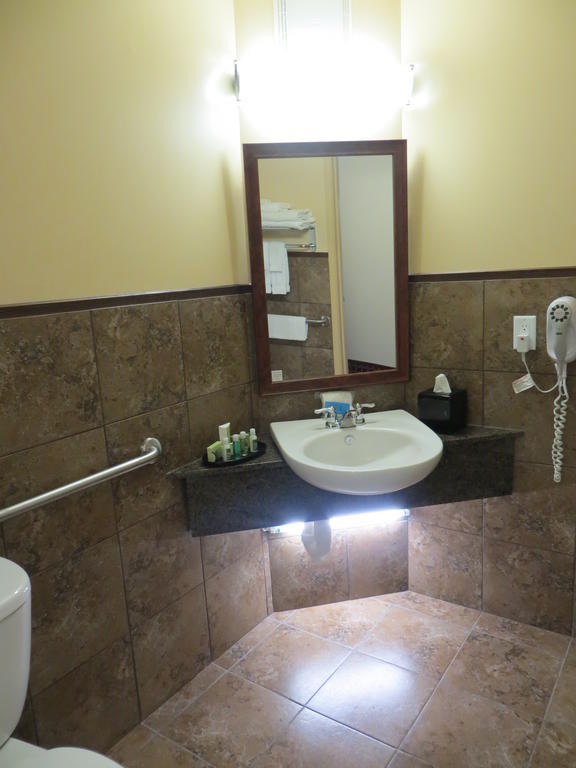 Poplar Tree Inn Stoughton Екстериор снимка